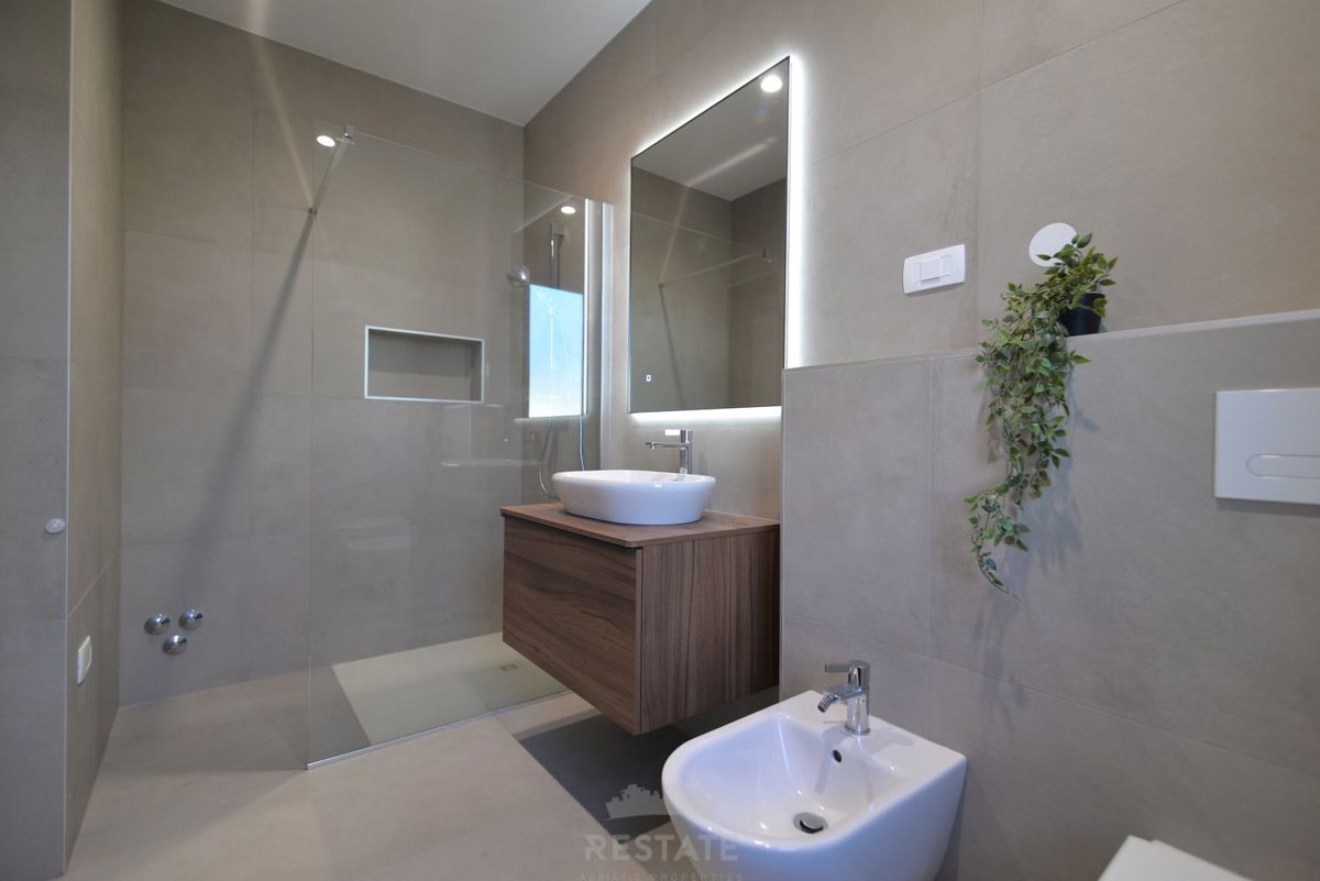 costruzione di alta qualità, casa completamente attrezzata con piscina