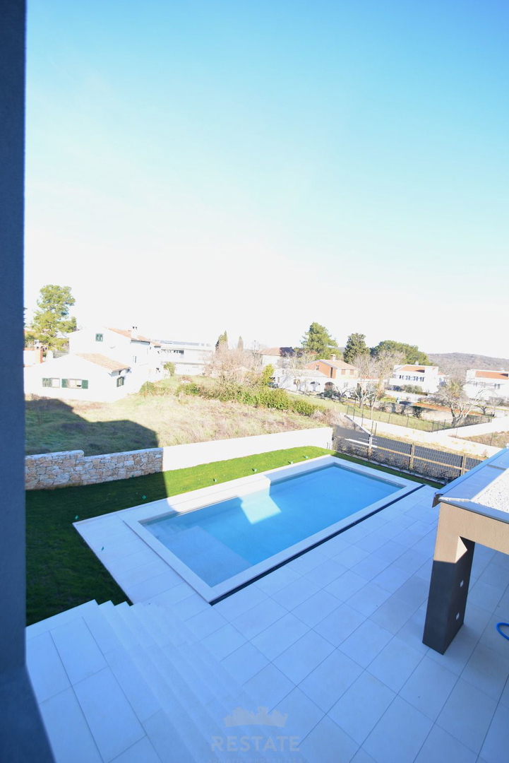 costruzione di alta qualità, casa completamente attrezzata con piscina