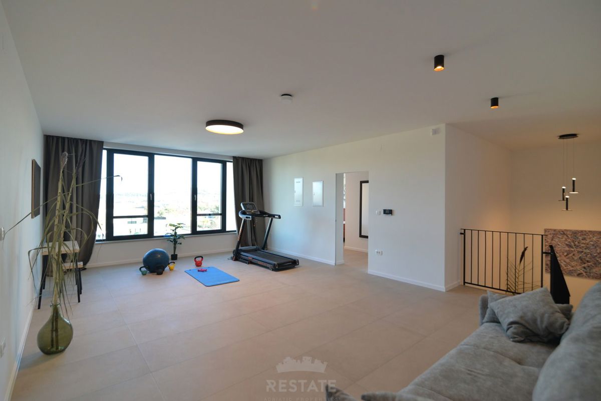 costruzione di alta qualità, casa completamente attrezzata con piscina