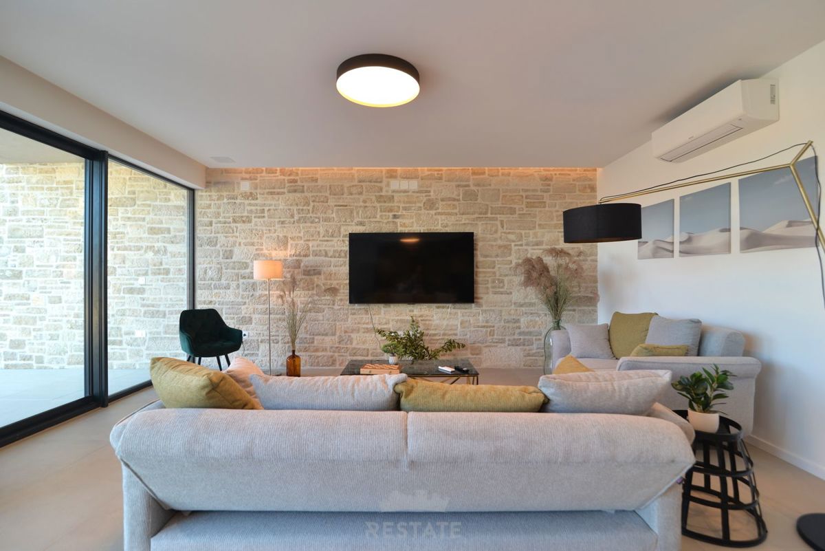 costruzione di alta qualità, casa completamente attrezzata con piscina