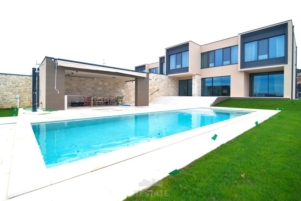 costruzione di alta qualità, casa completamente attrezzata con piscina