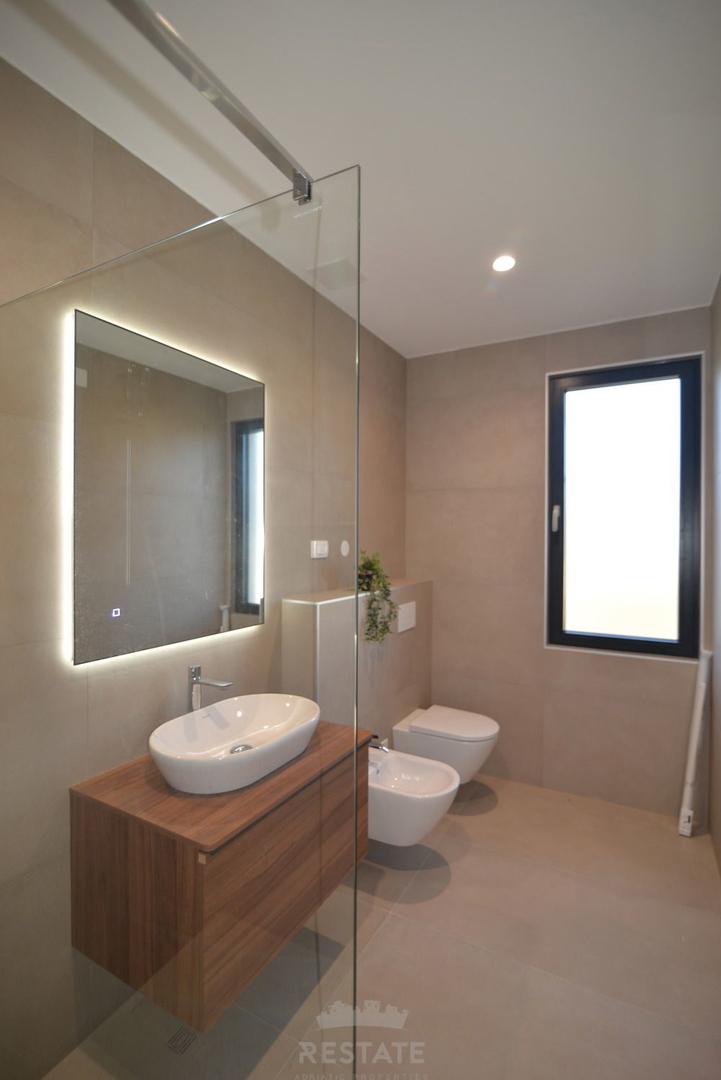 costruzione di alta qualità, casa completamente attrezzata con piscina