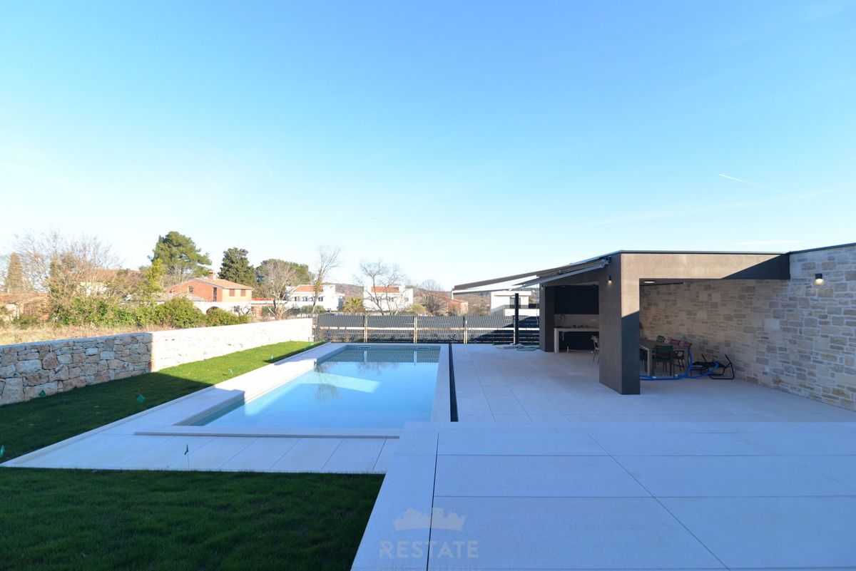 costruzione di alta qualità, casa completamente attrezzata con piscina