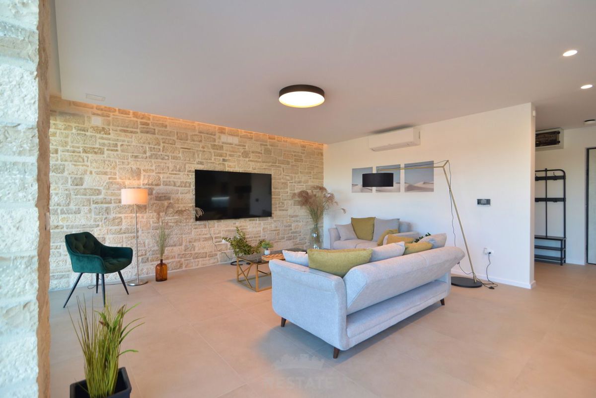 costruzione di alta qualità, casa completamente attrezzata con piscina