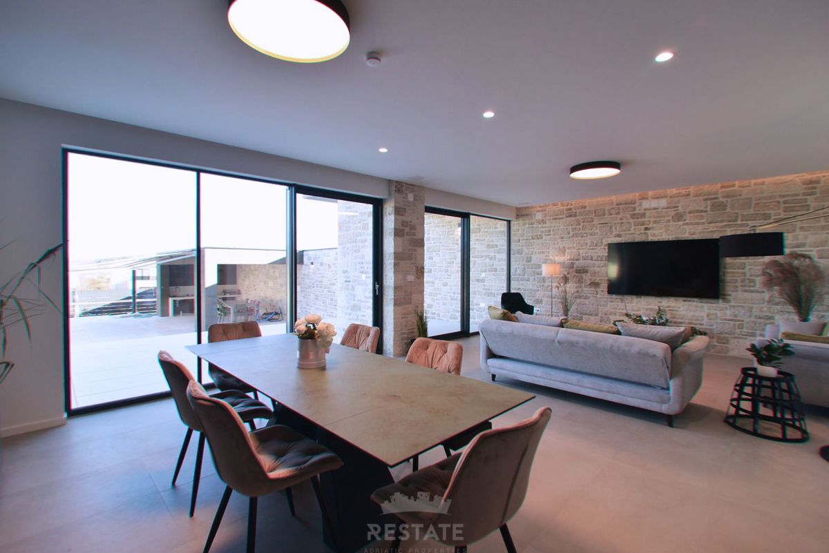 costruzione di alta qualità, casa completamente attrezzata con piscina