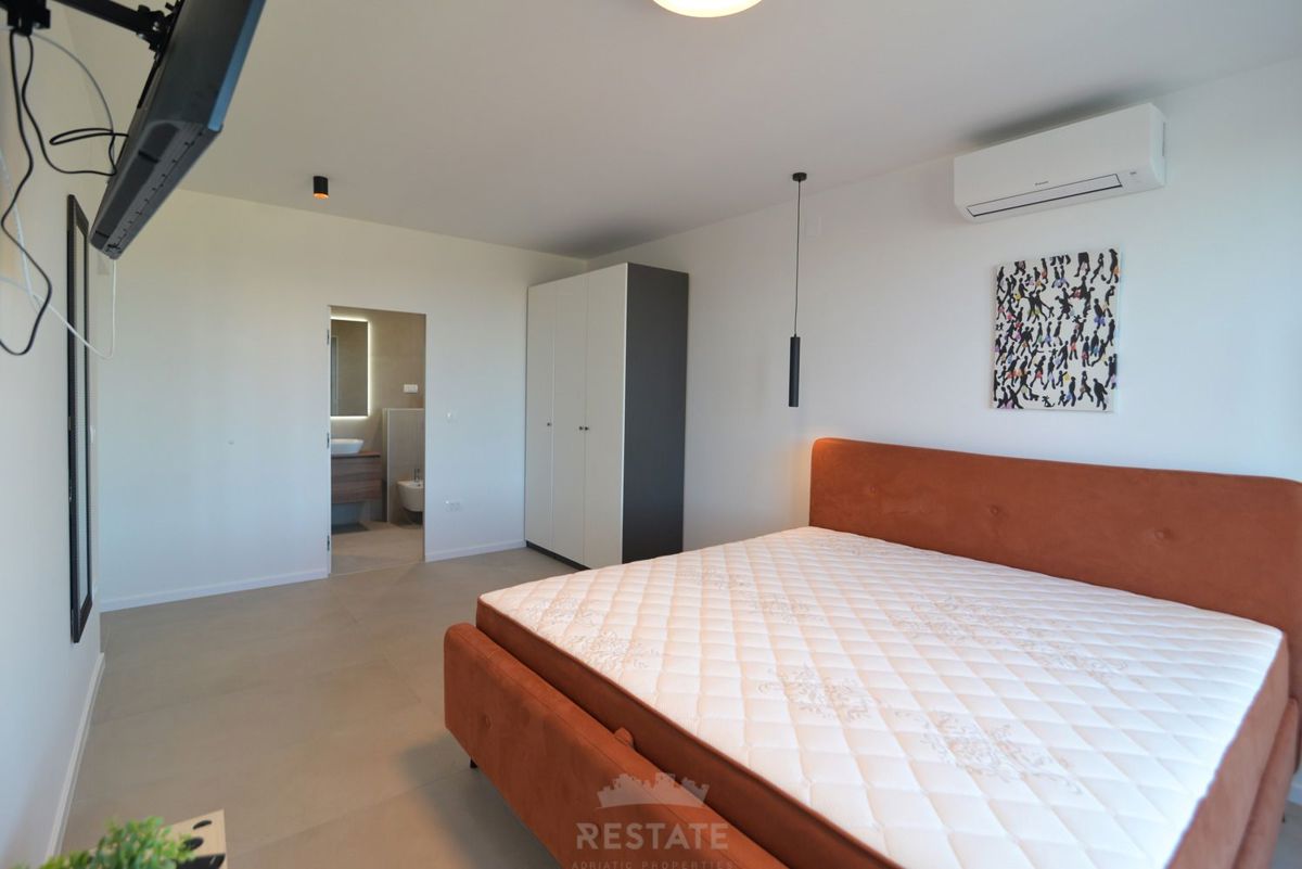 costruzione di alta qualità, casa completamente attrezzata con piscina