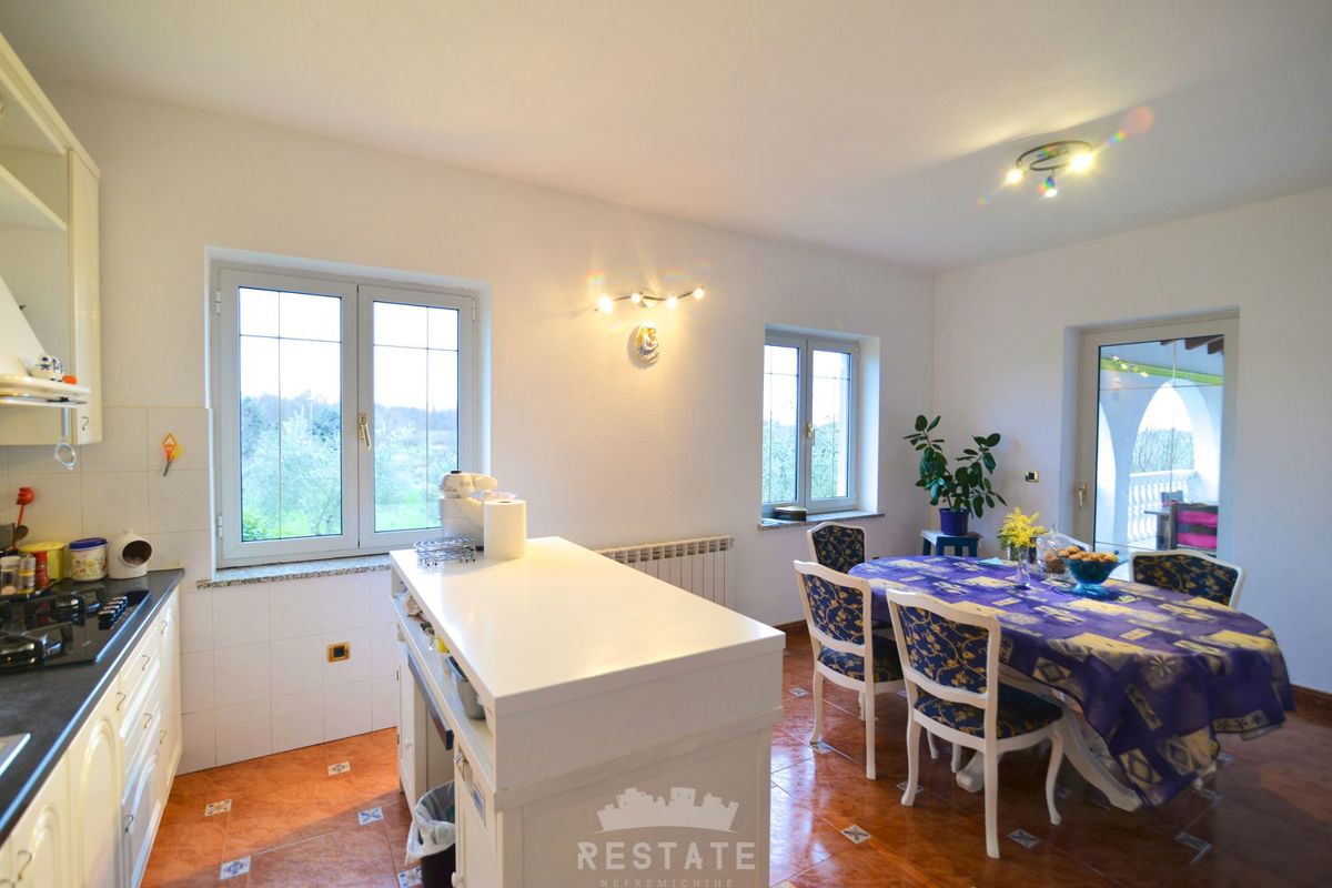 casa in stile mediterraneo, senza terreno circostante o con esso