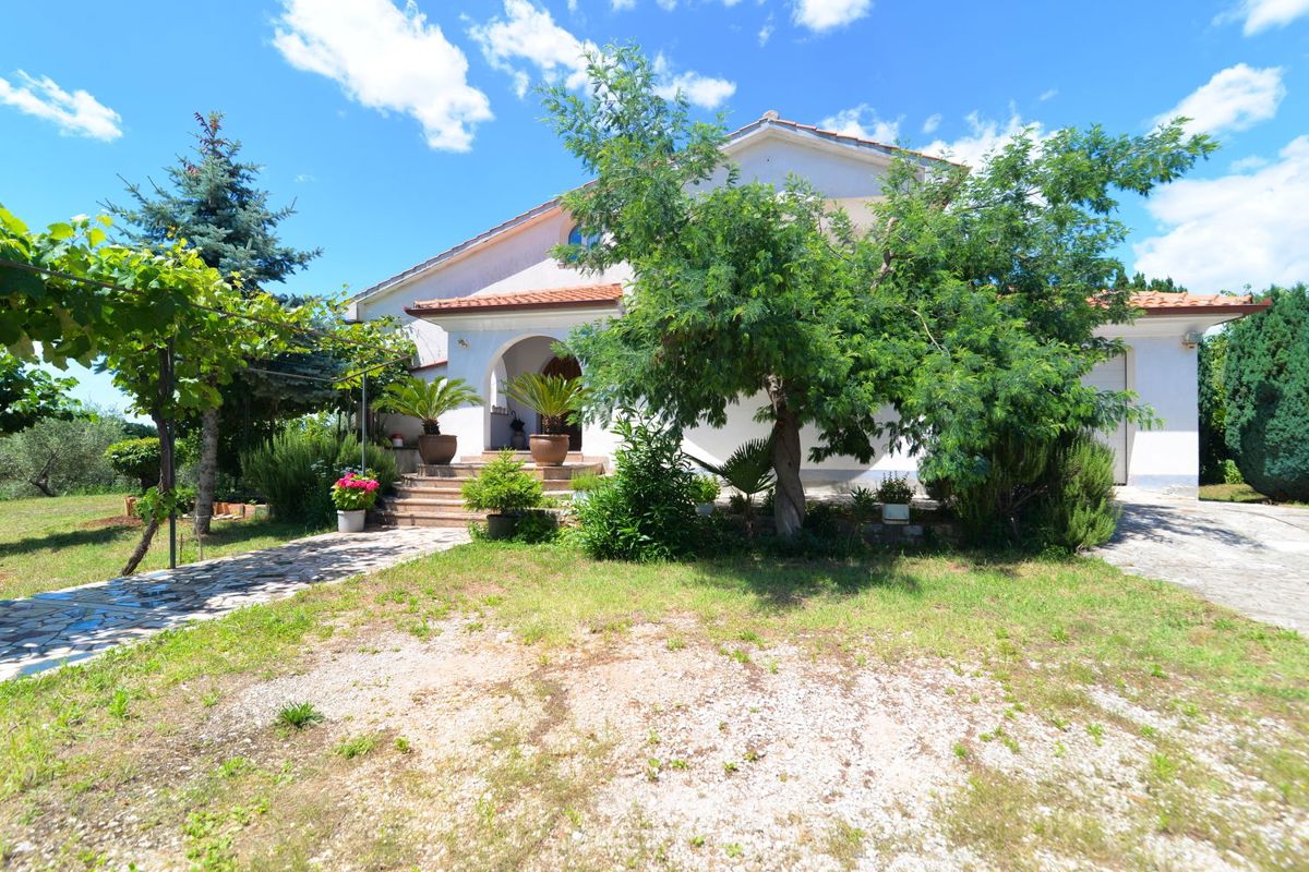 casa in stile mediterraneo, senza terreno circostante o con esso