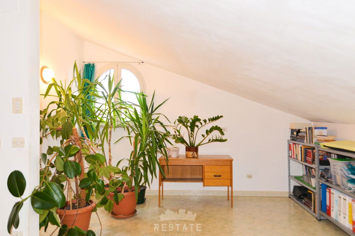 casa in stile mediterraneo, senza terreno circostante o con esso