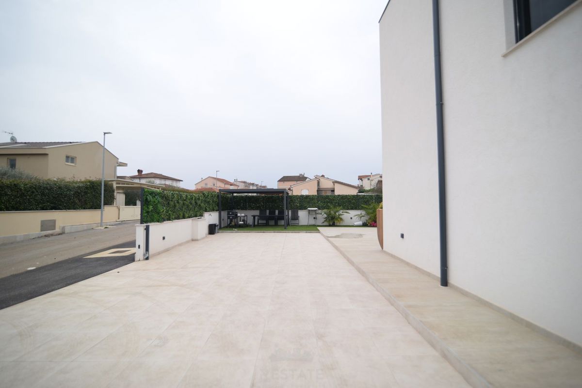 Casa con due unità abitative + piscina