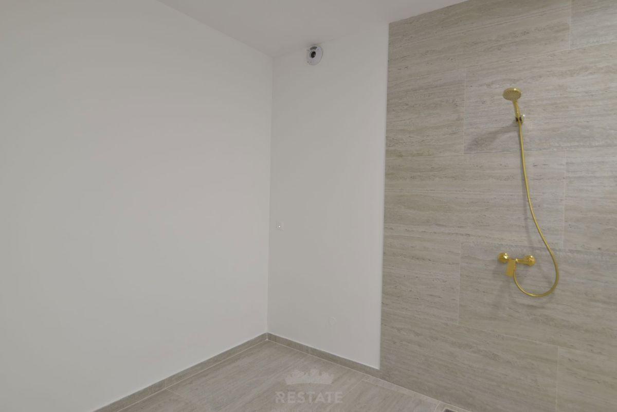 Casa con due unità abitative + piscina