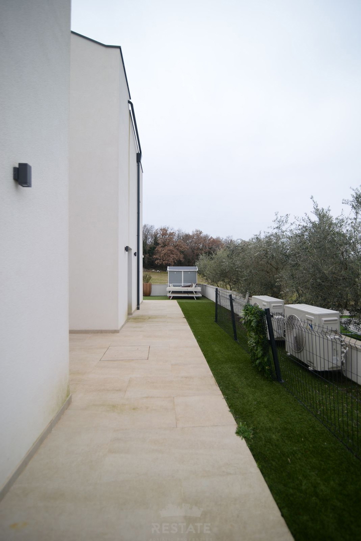 Casa con due unità abitative + piscina