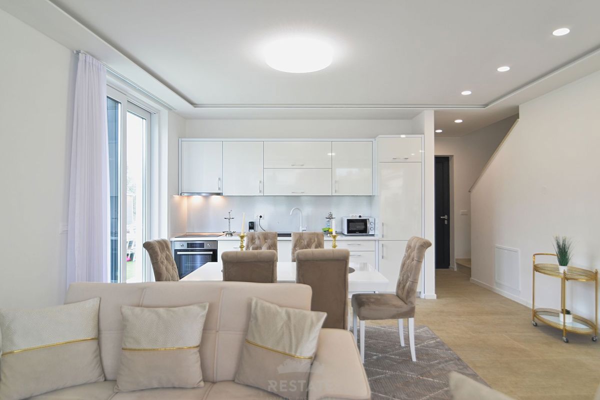 Casa con due unità abitative + piscina