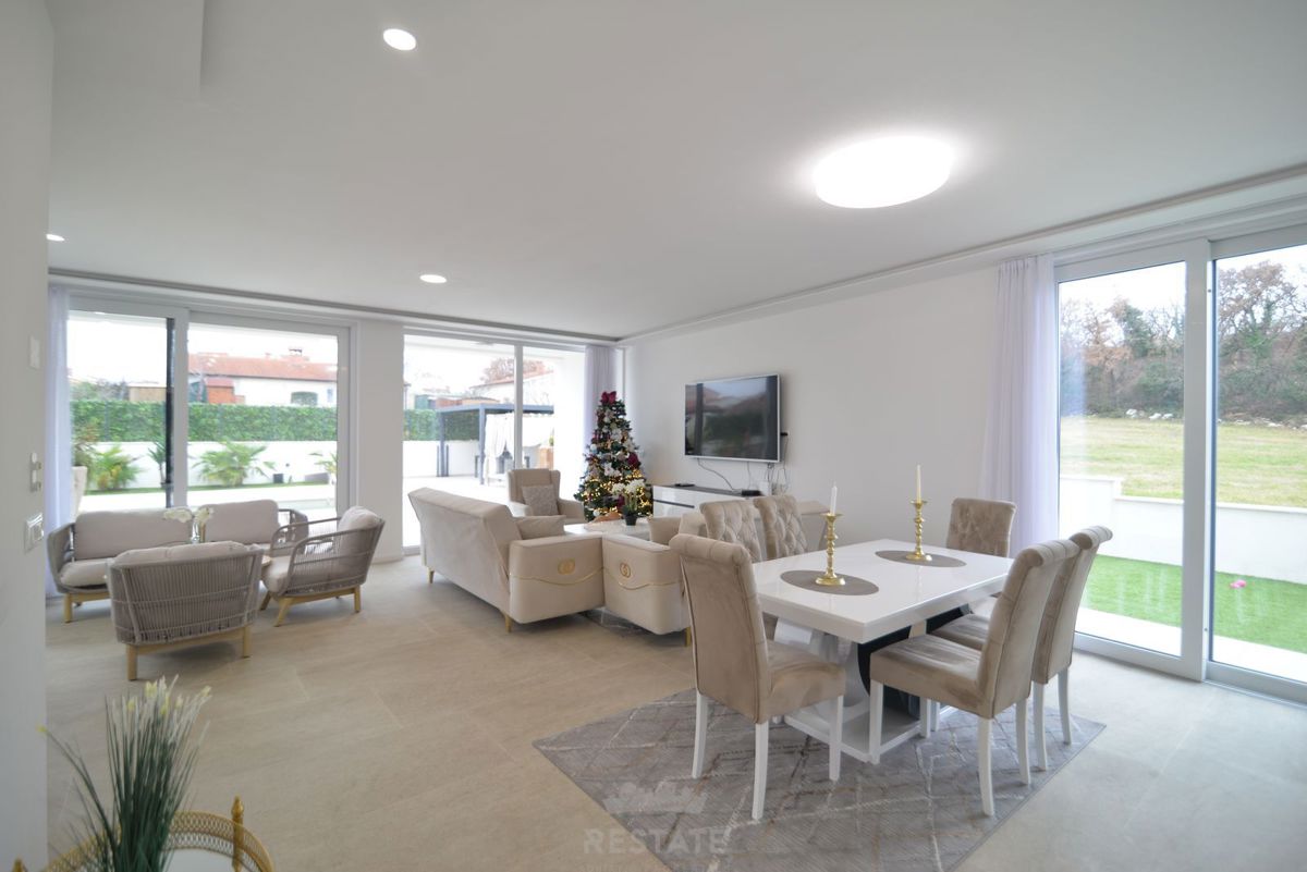 Casa con due unità abitative + piscina