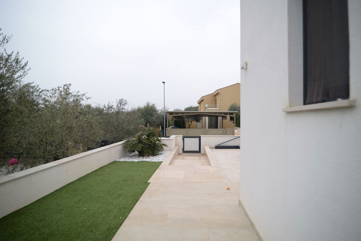 Casa con due unità abitative + piscina