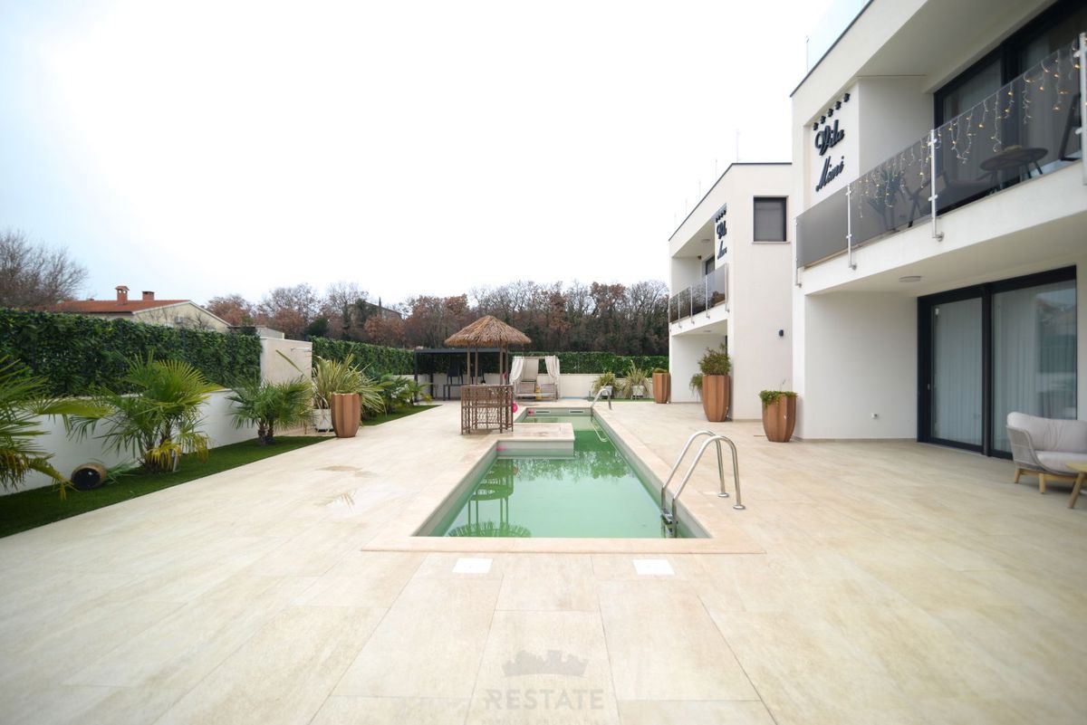 Casa con due unità abitative + piscina