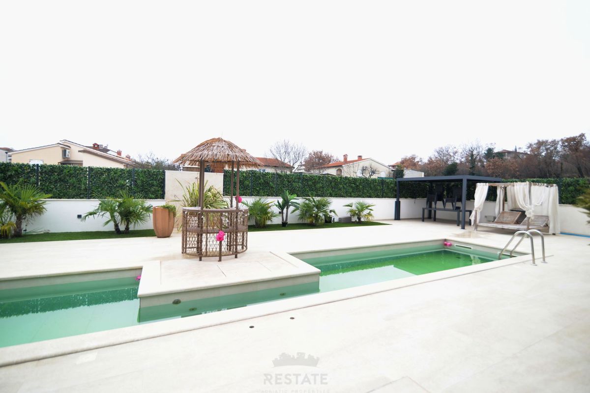 Casa con due unità abitative + piscina