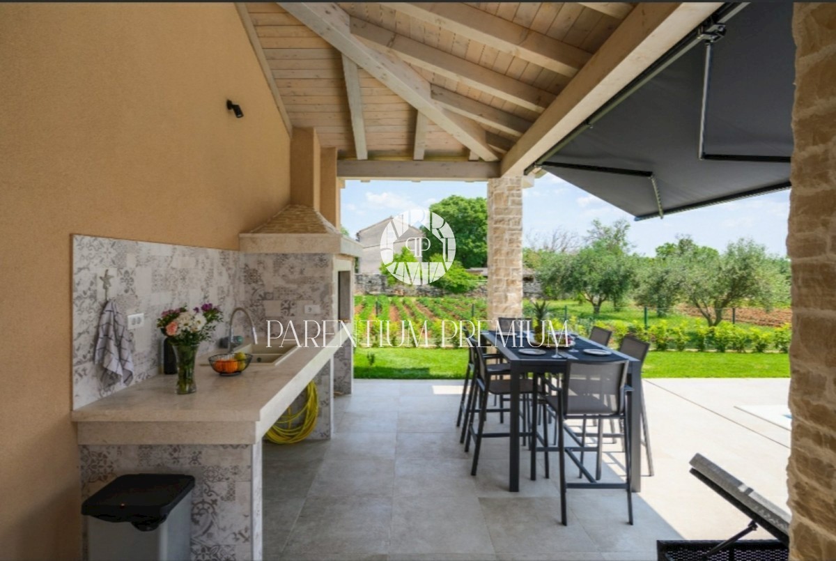 Una nuova confortevole villa con piscina, completamente attrezzata, non lontano da Rovigno