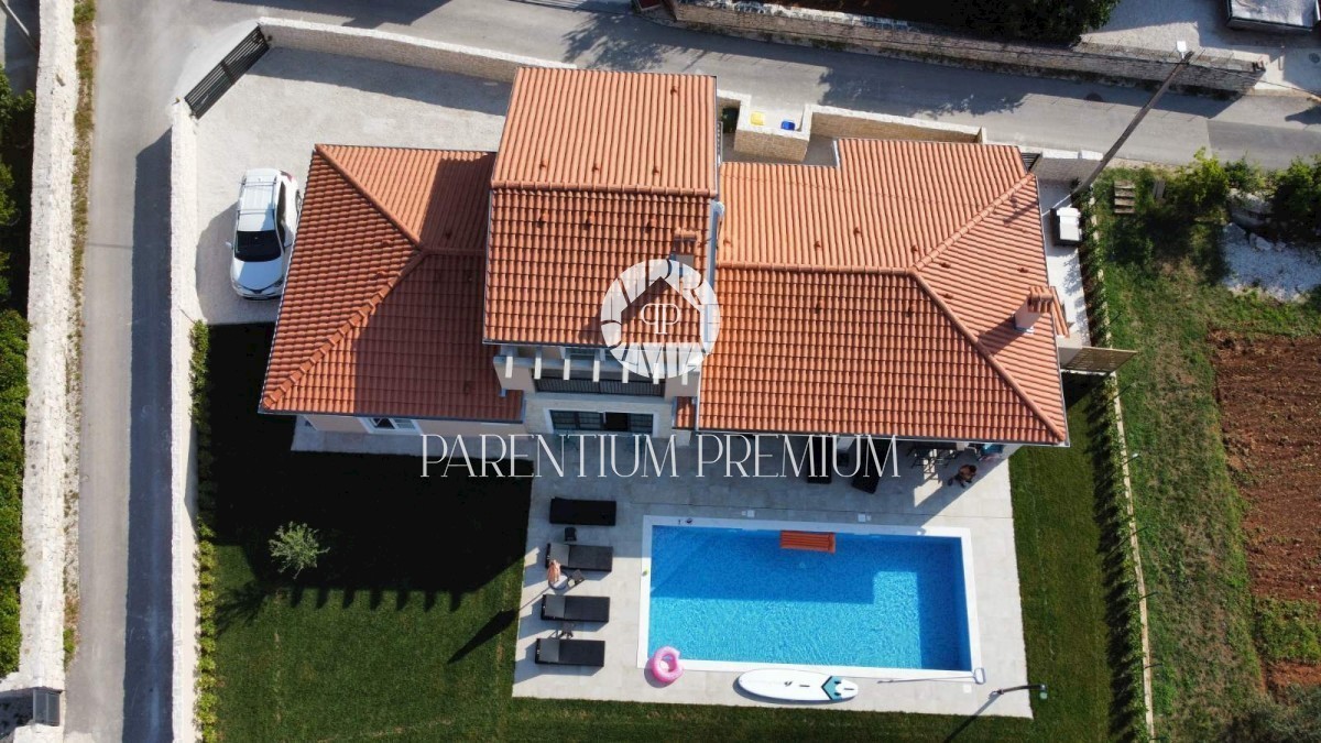 Una nuova confortevole villa con piscina, completamente attrezzata, non lontano da Rovigno