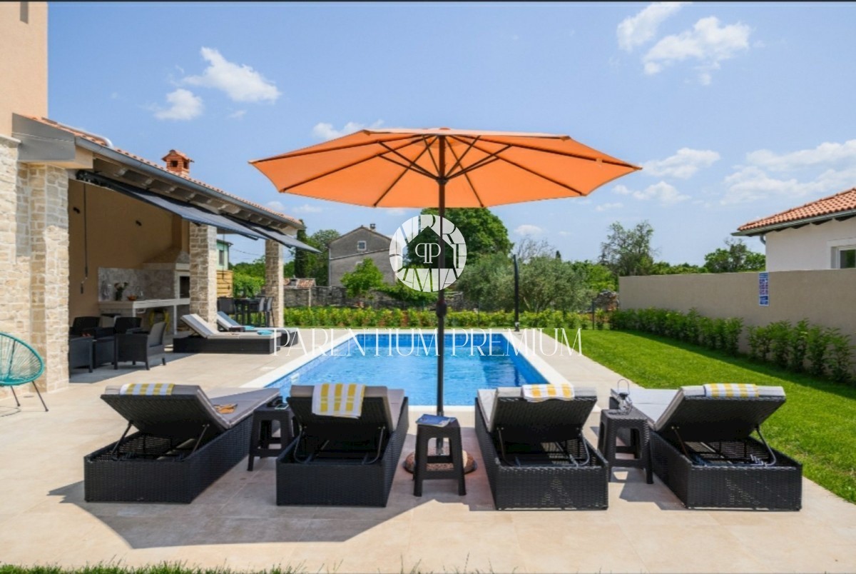 Una nuova confortevole villa con piscina, completamente attrezzata, non lontano da Rovigno