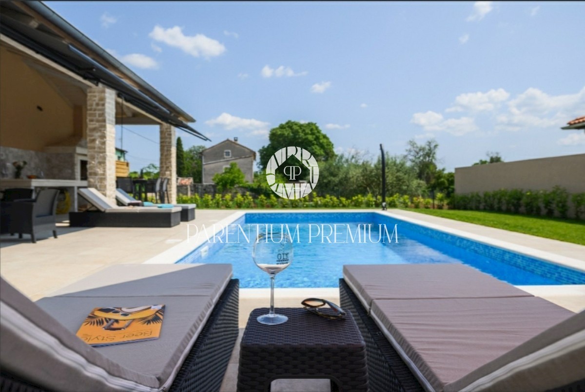 Una nuova confortevole villa con piscina, completamente attrezzata, non lontano da Rovigno