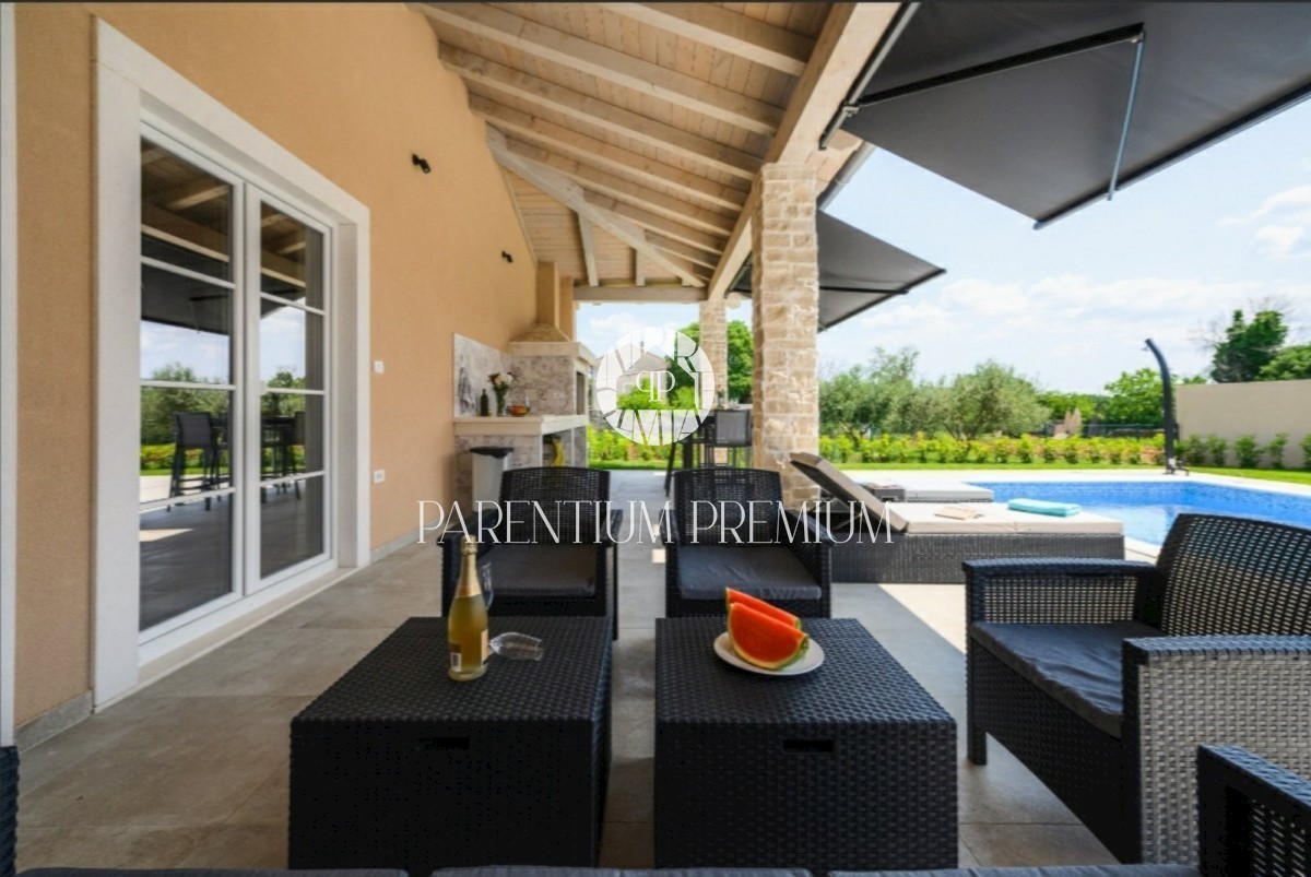 Una nuova confortevole villa con piscina, completamente attrezzata, non lontano da Rovigno