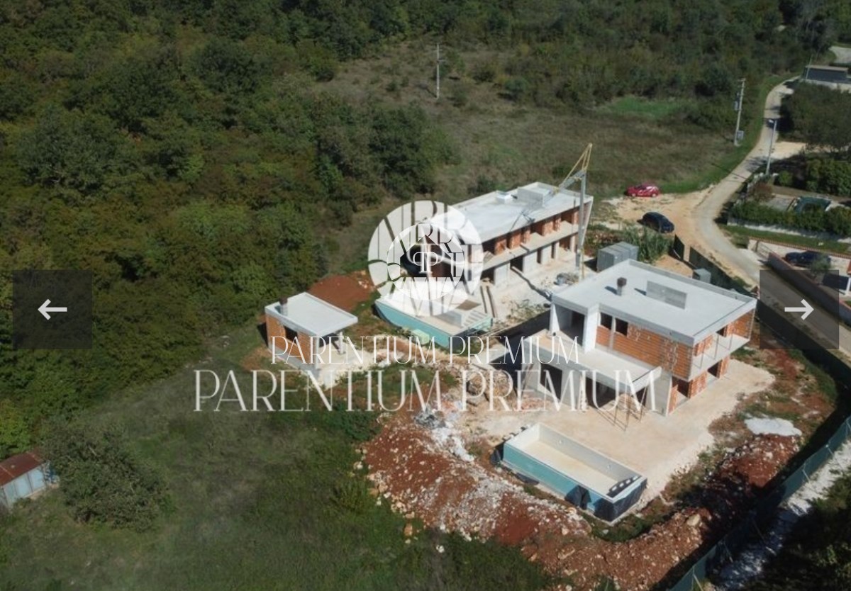 Una villa moderna con piscina e un ampio giardino
