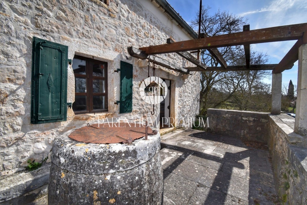 Una casa in pietra poco distante dalla città e dal mare