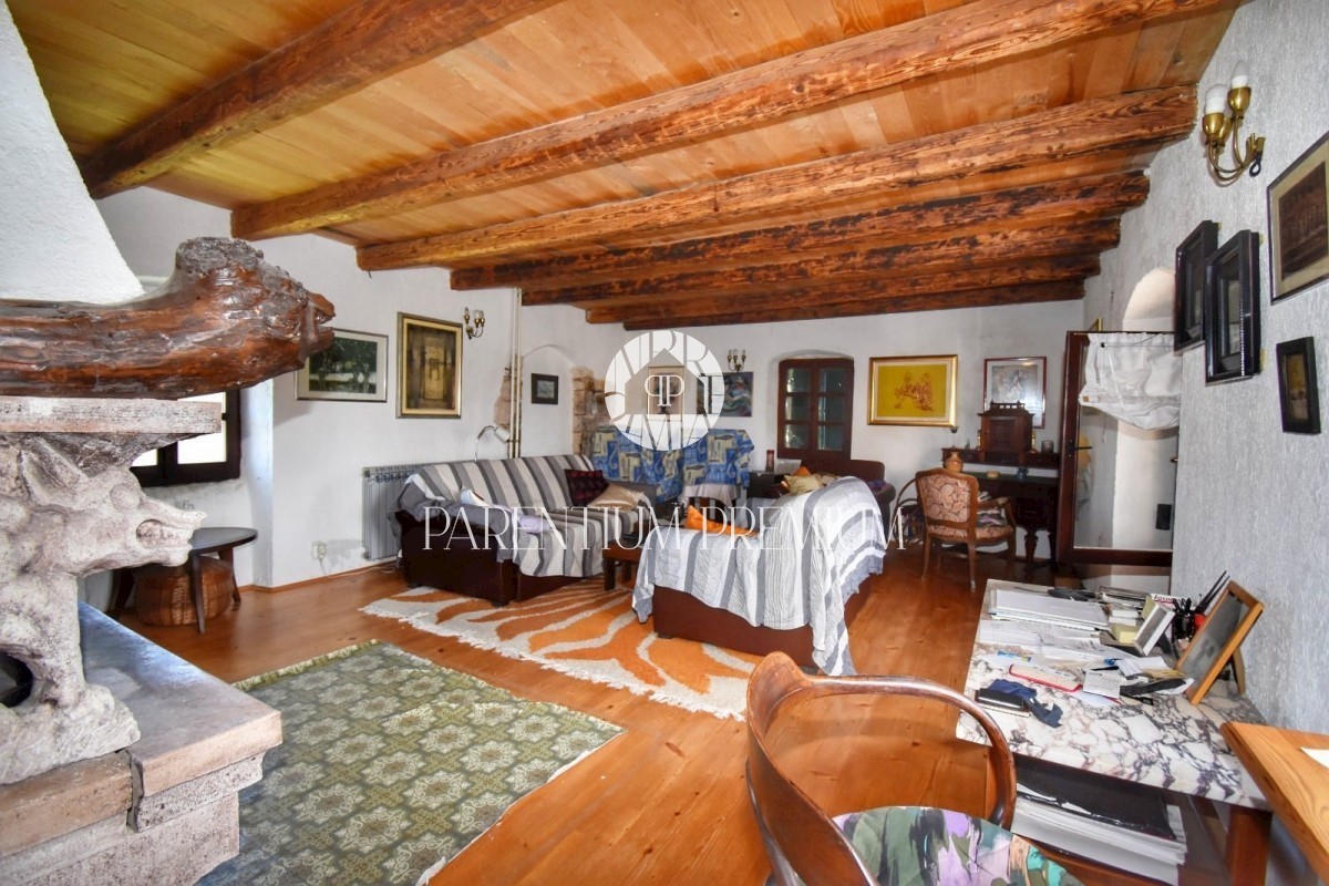 Una casa in pietra poco distante dalla città e dal mare