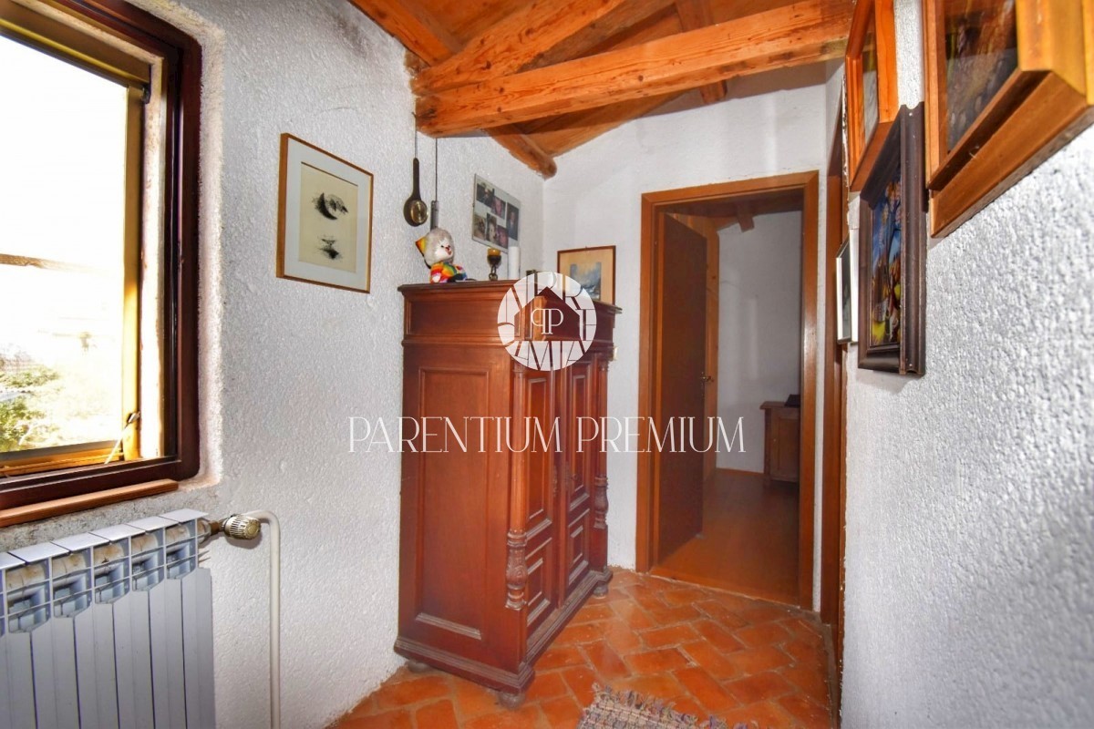 Una casa in pietra poco distante dalla città e dal mare