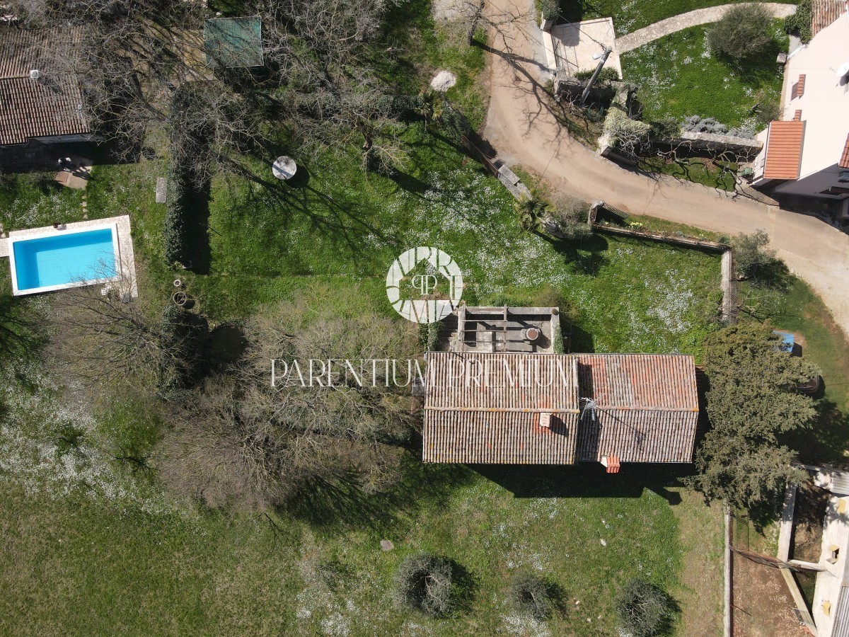 Una casa in pietra poco distante dalla città e dal mare
