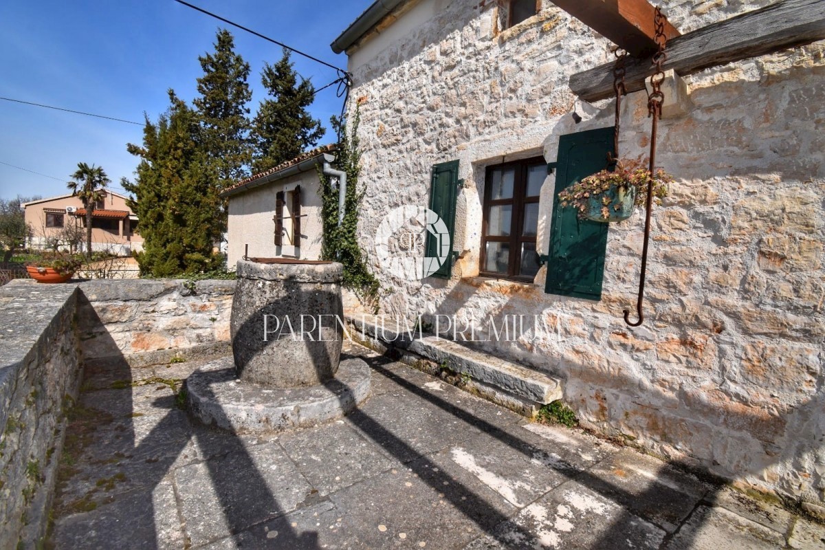 Una casa in pietra poco distante dalla città e dal mare