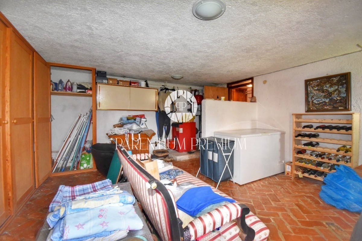 Una casa in pietra poco distante dalla città e dal mare