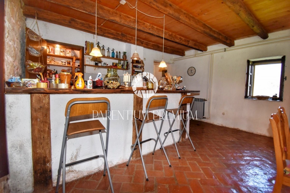 Una casa in pietra poco distante dalla città e dal mare