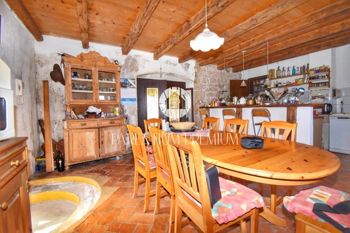 Una casa in pietra poco distante dalla città e dal mare