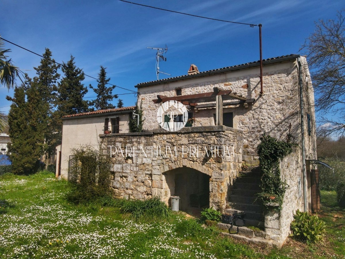 Una casa in pietra poco distante dalla città e dal mare
