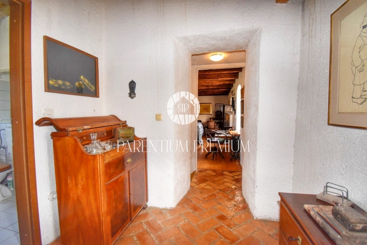 Una casa in pietra poco distante dalla città e dal mare