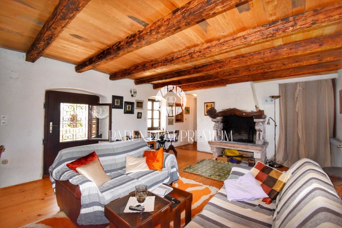 Una casa in pietra poco distante dalla città e dal mare