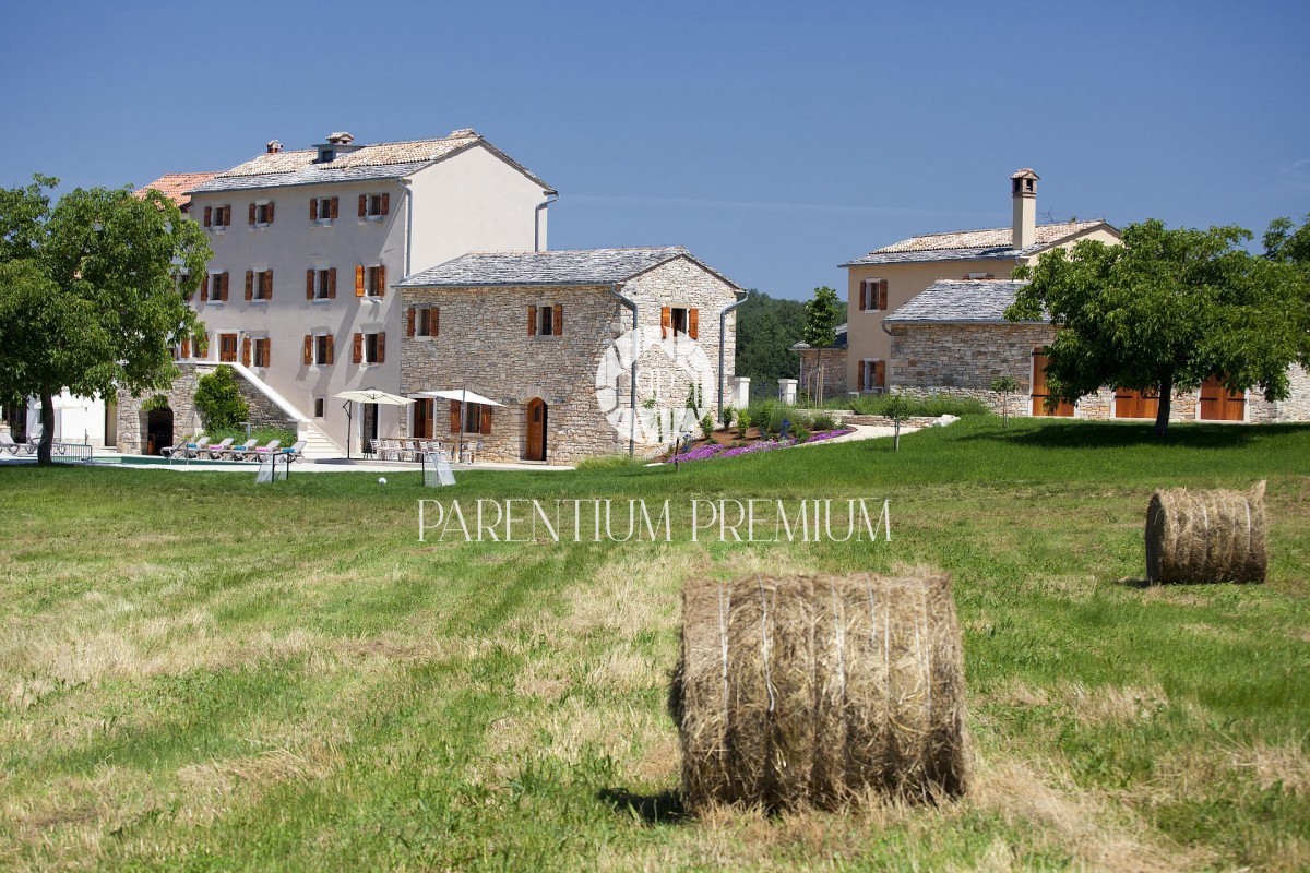 Un'autentica tenuta istriana situata su un ampio appezzamento di terreno