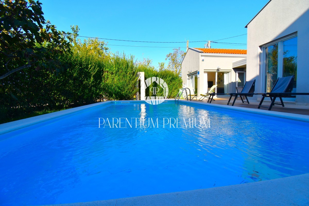Casa piano terra con piscina, a 4 km da Parenzo e dal mare