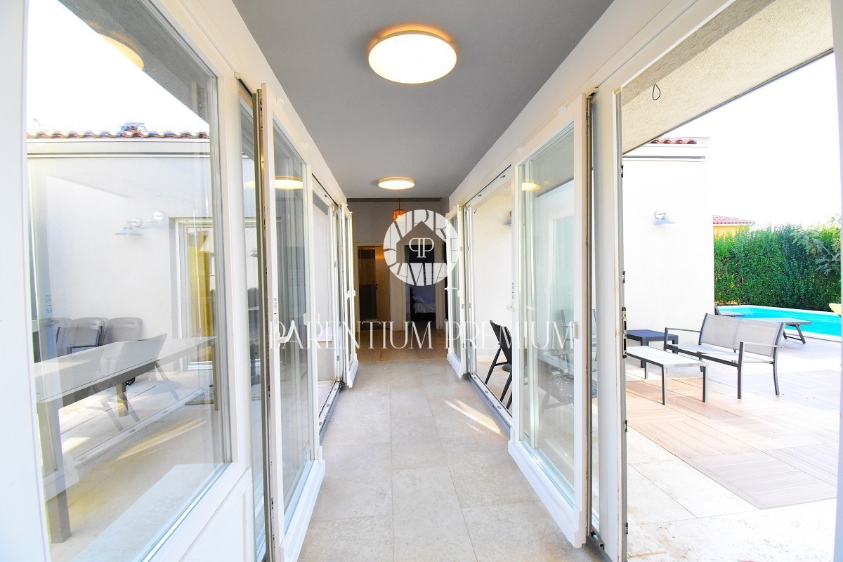 Casa piano terra con piscina, a 4 km da Parenzo e dal mare