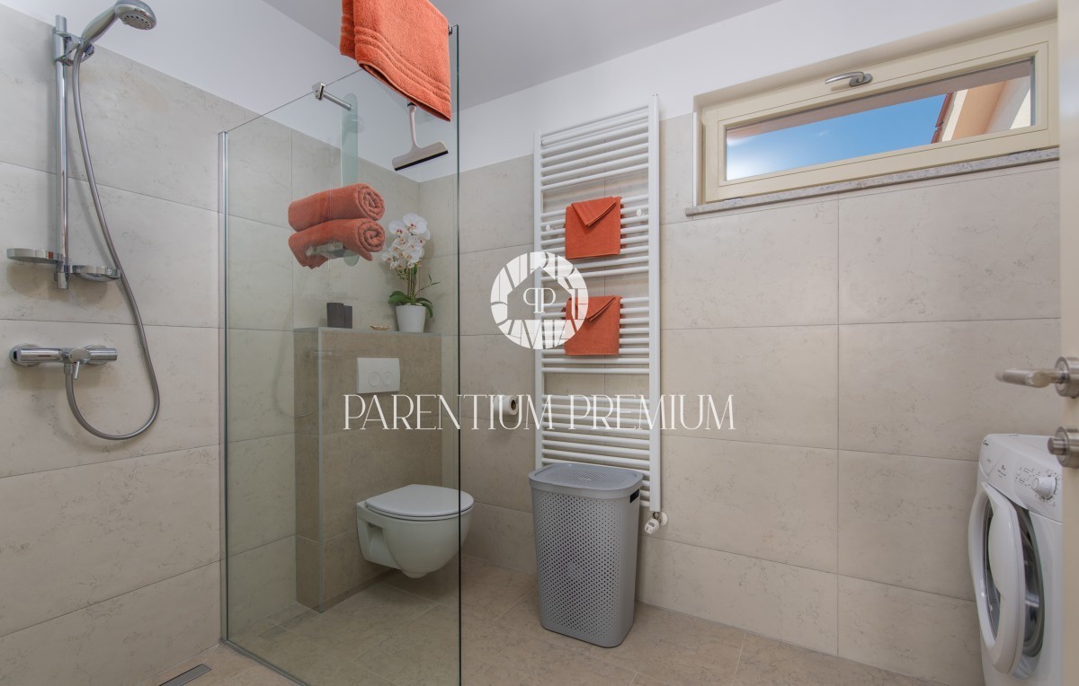 Casa bifamiliare con piscina e vista panoramica sul mare