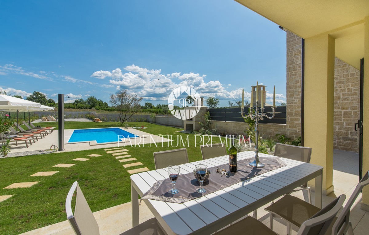 Casa bifamiliare con piscina e vista panoramica sul mare