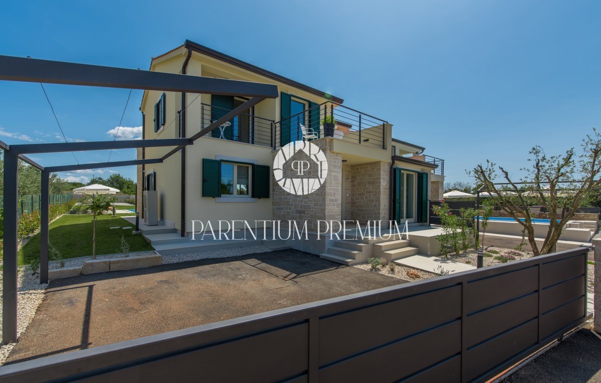 Casa bifamiliare con piscina e vista panoramica sul mare