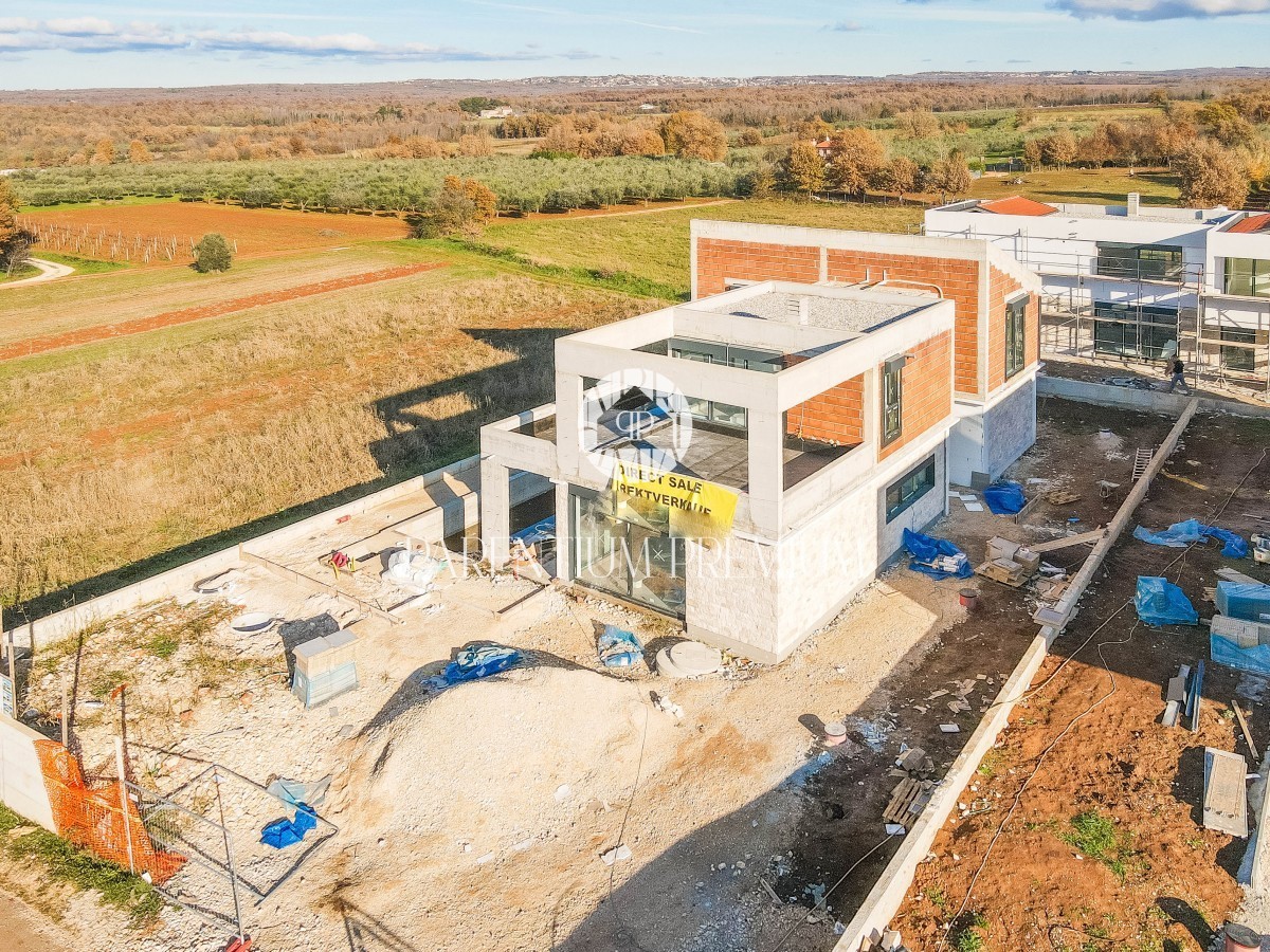 Una villa moderna in una posizione tranquilla con vista panoramica, a 5 km da Parenzo e dal mare