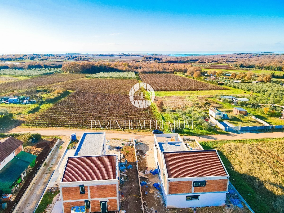 Una villa moderna in una posizione tranquilla con vista panoramica, a 5 km da Parenzo e dal mare