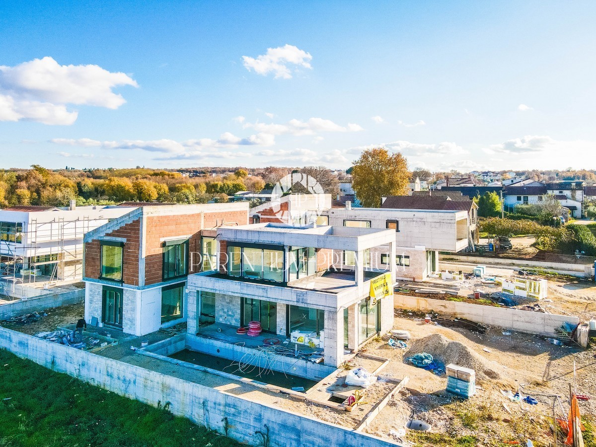 Una villa moderna in una posizione tranquilla con vista panoramica, a 5 km da Parenzo e dal mare