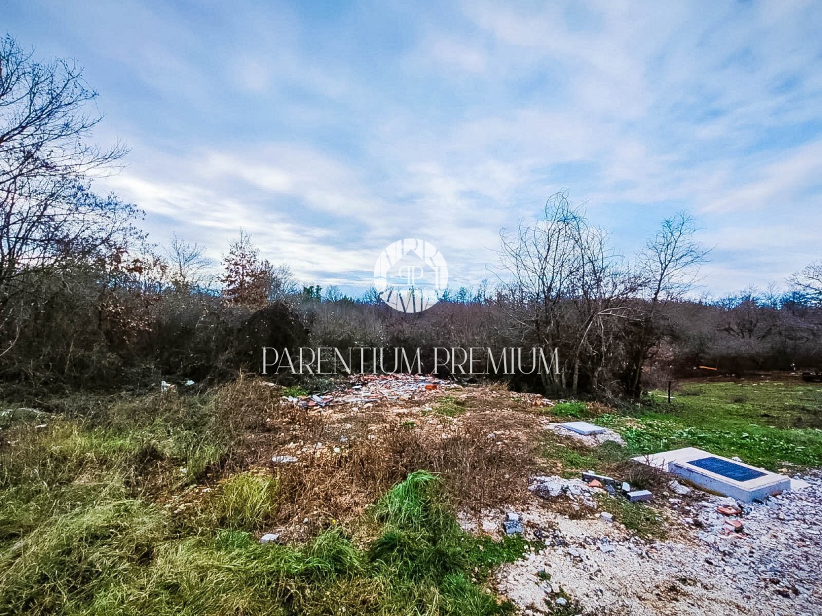 Ampio terreno edificabile a 11 km da Parenzo con vista sul bosco