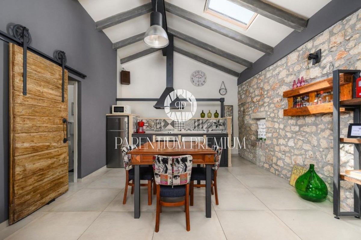 Casa a schiera in pietra d'Istria con piscina