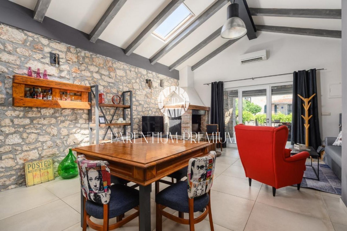 Casa a schiera in pietra d'Istria con piscina